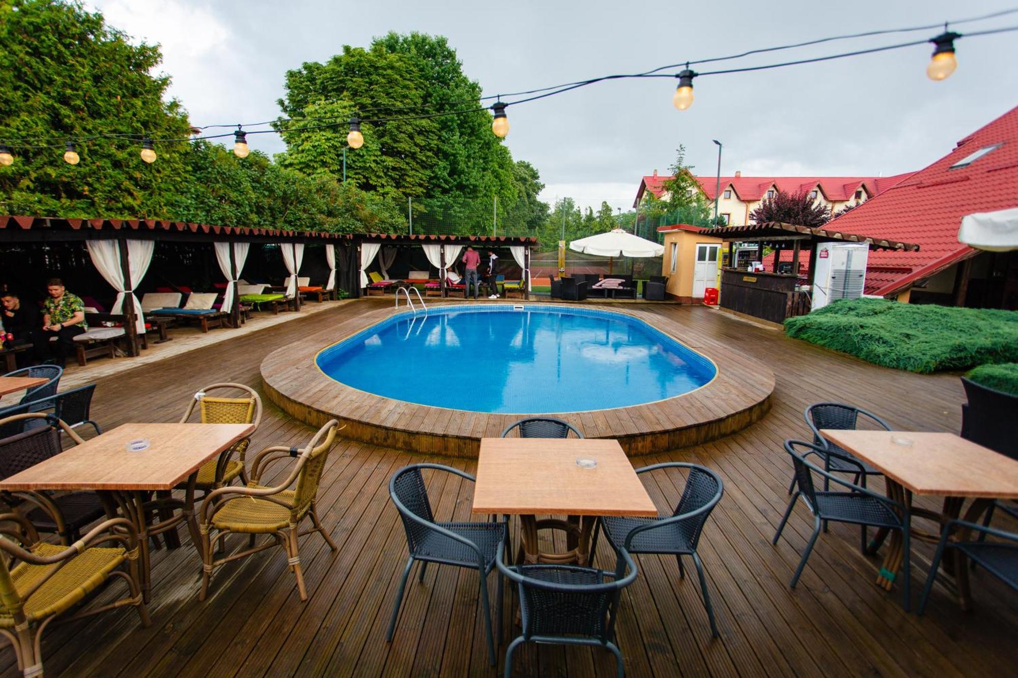 Hotel Intim Radauti Exterior photo